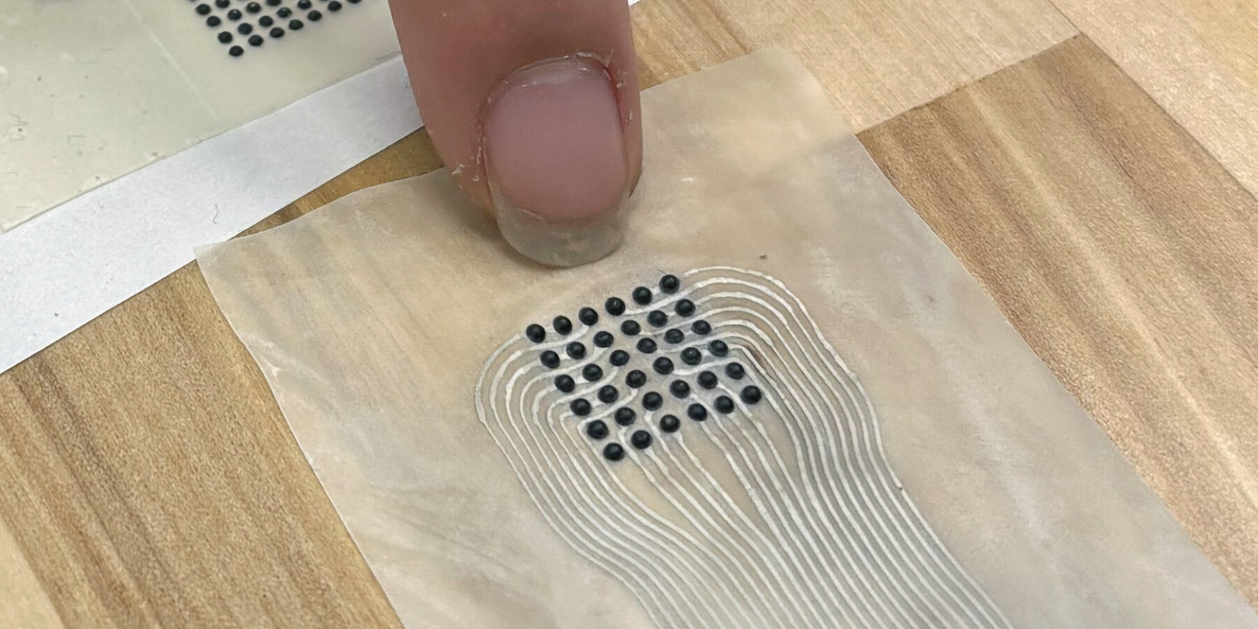 stretchable-bandage-device-finger-digital-voxelite-northwestern-university-designboom-ban