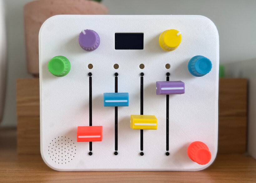 Música electrónica con sintetizador para niños pequeños.