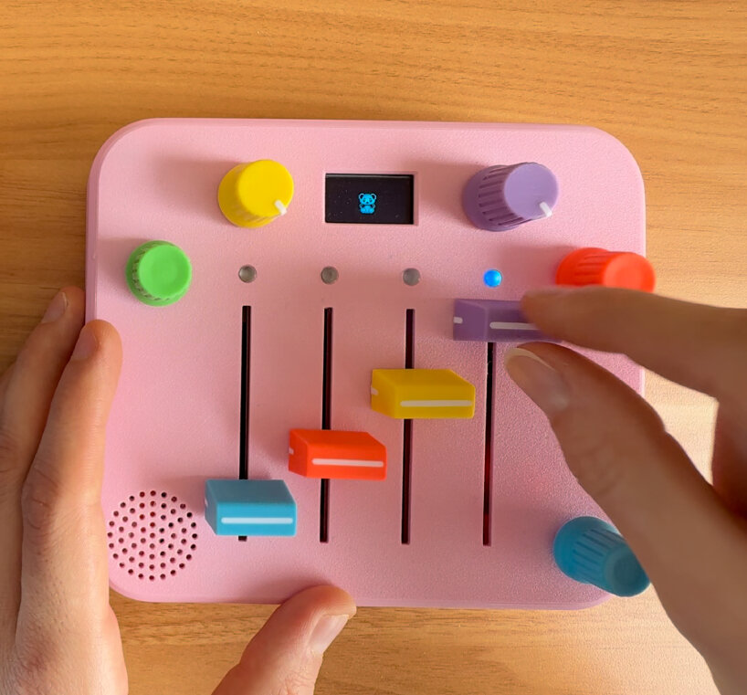Música electrónica con sintetizador para niños pequeños.