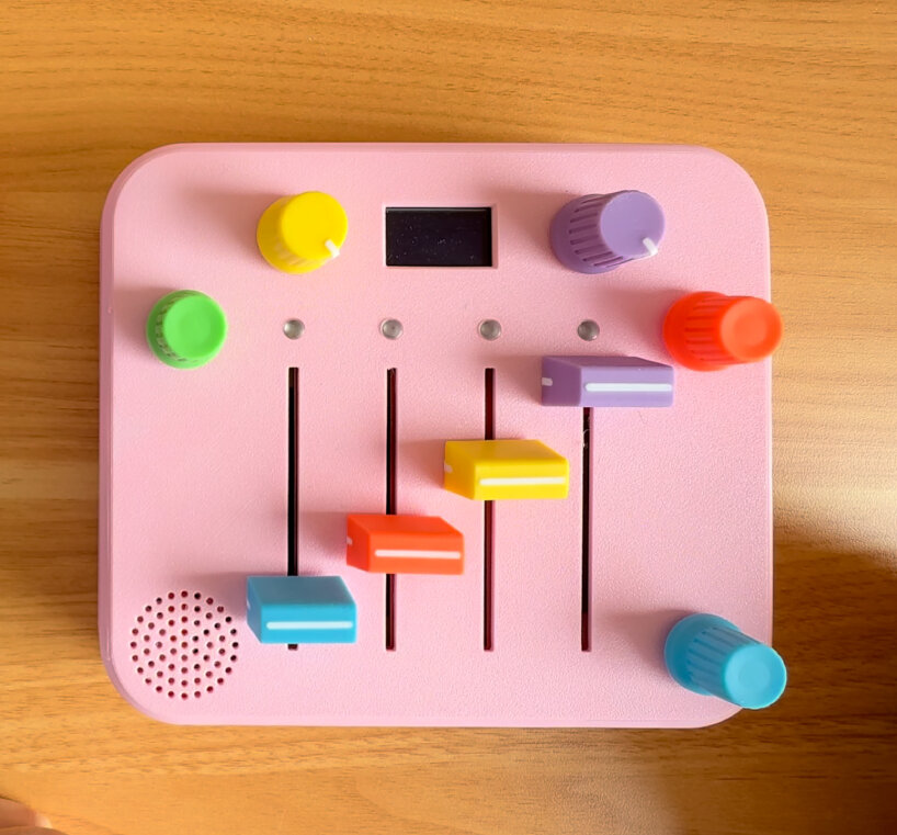 Música electrónica con sintetizador para niños pequeños.