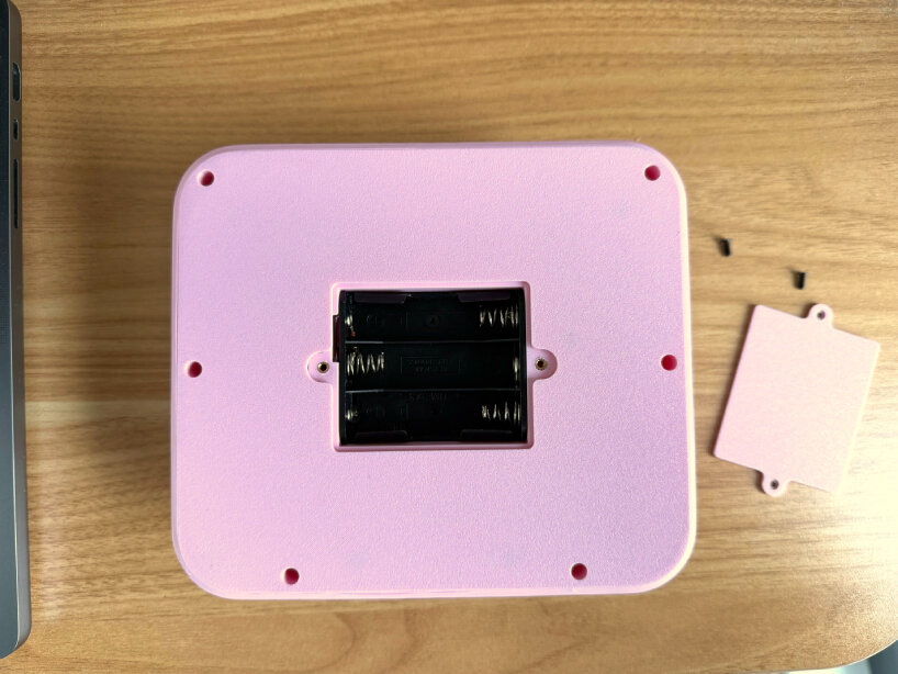 El dispositivo funciona con tres pilas AA.