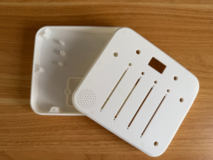 Música electrónica con sintetizador para niños pequeños.