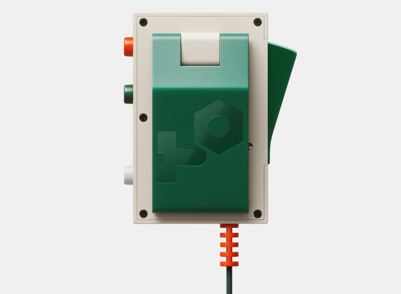 Proyecto para adolescentes con micrófono de mano