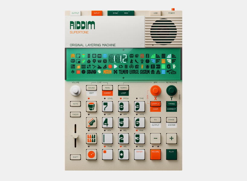 Proyecto para adolescentes con micrófono de mano