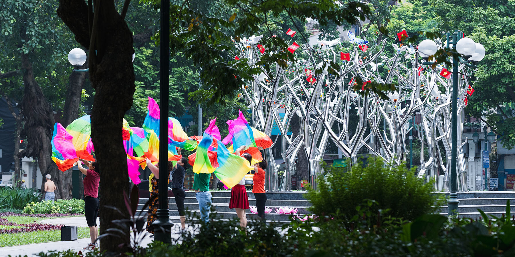 tia-thuy-nguyen-luminous-forest-hanoi-public-installation-designboom-1800-3