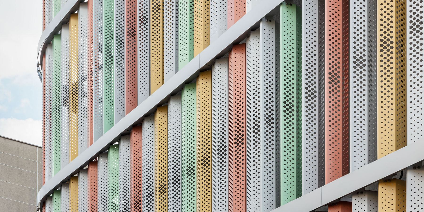translucent-facade-multicolored-steel-louvres-seoul-dokkaebi-market-designboom-1800-1