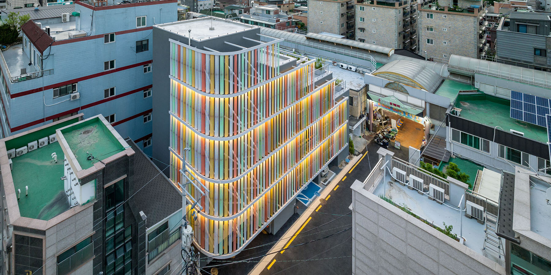 translucent-facade-multicolored-steel-louvres-seoul-dokkaebi-market-designboom-1800-3