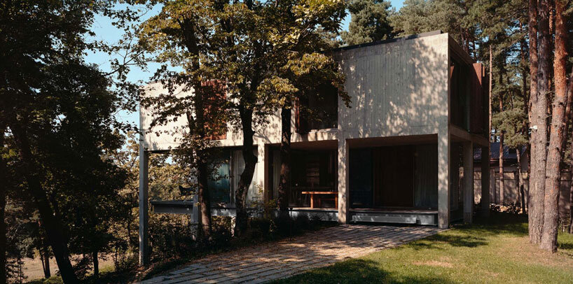Casa de hormigón independiente se alza sobre pilotes en el bosque de Georgia