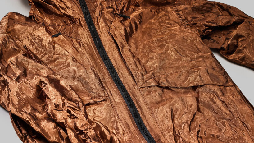 Cada hebra se mide con láser para garantizar que permanezca suave y uniforme.