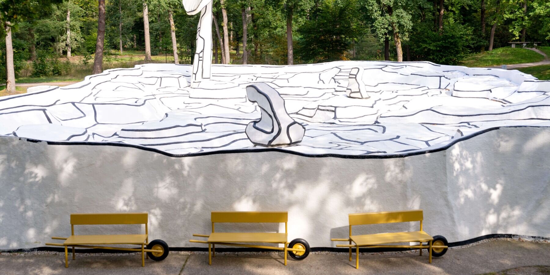 weltevree-wheelbench-kroller-muller-rogier-martens-ochre-yellow-aluminum-designboom-1800-3