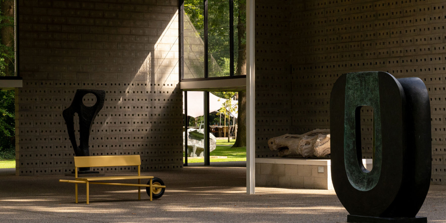 weltevree-wheelbench-kroller-muller-rogier-martens-ochre-yellow-aluminum-designboom-1800-4