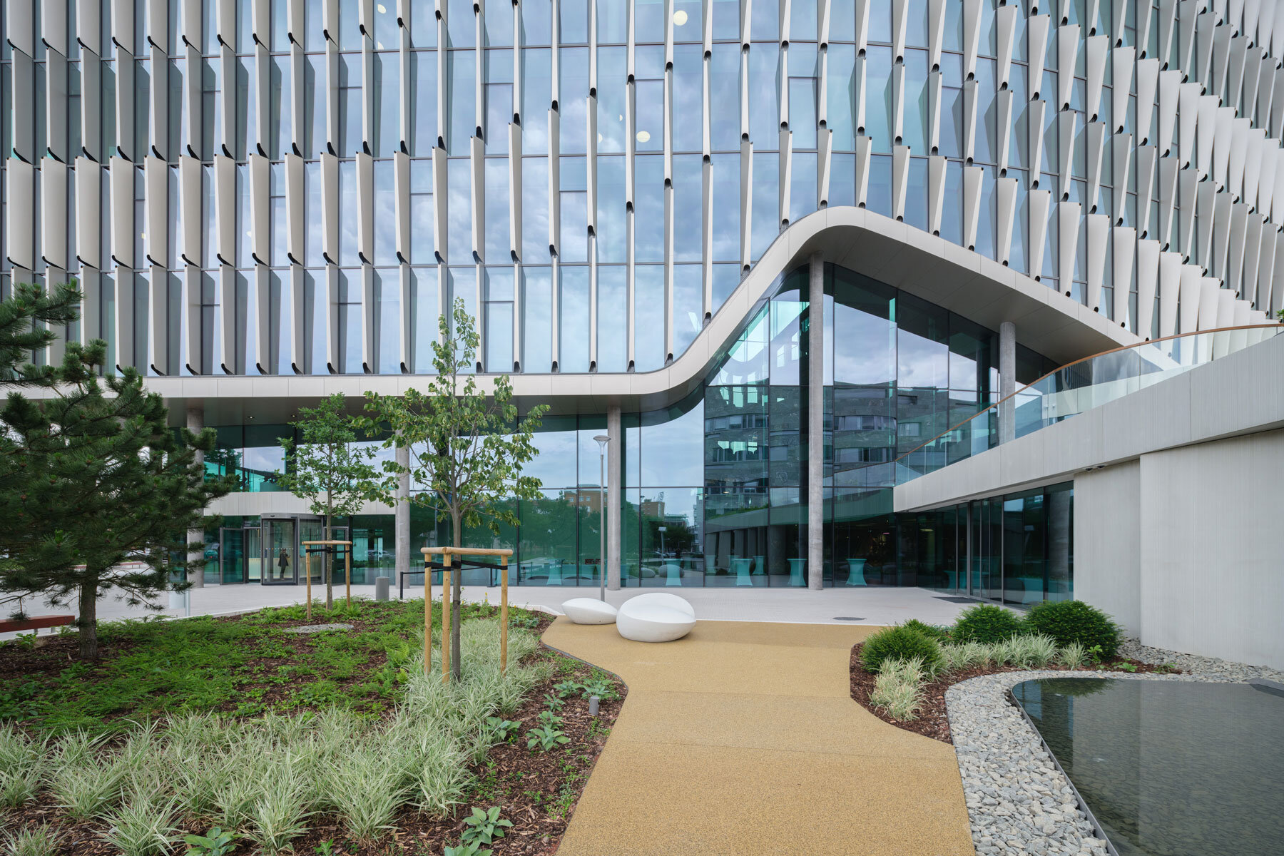 zda-richter-gedeon-headquarters-flagship-budapest-designboom-1800-4