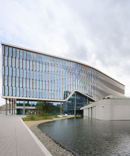 glass curtain wall envelops richter gedeon’s headquarters by ZDA in budapest