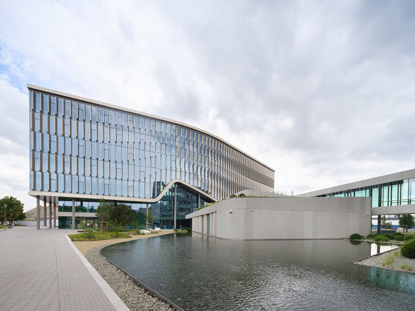 La sede Richter Gedeon de ZDA en Budapest está rodeada de fachadas de cristal