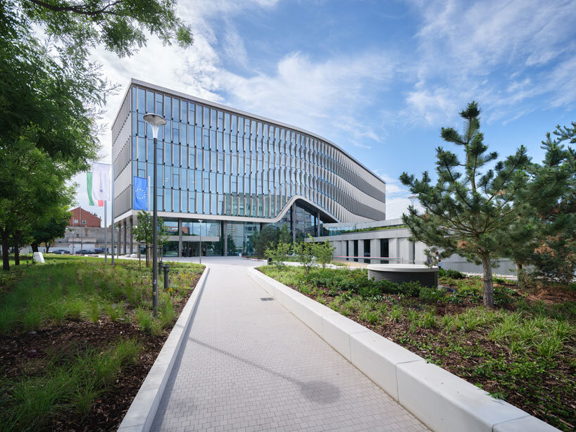 La sede Richter Gedeon de ZDA en Budapest está rodeada de fachadas de cristal