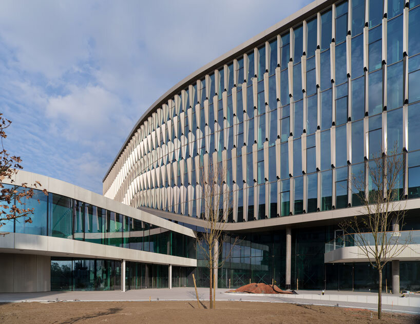 glass curtain wall envelops richter gedeon&rsquo;s headquarters by ZDA in budapest