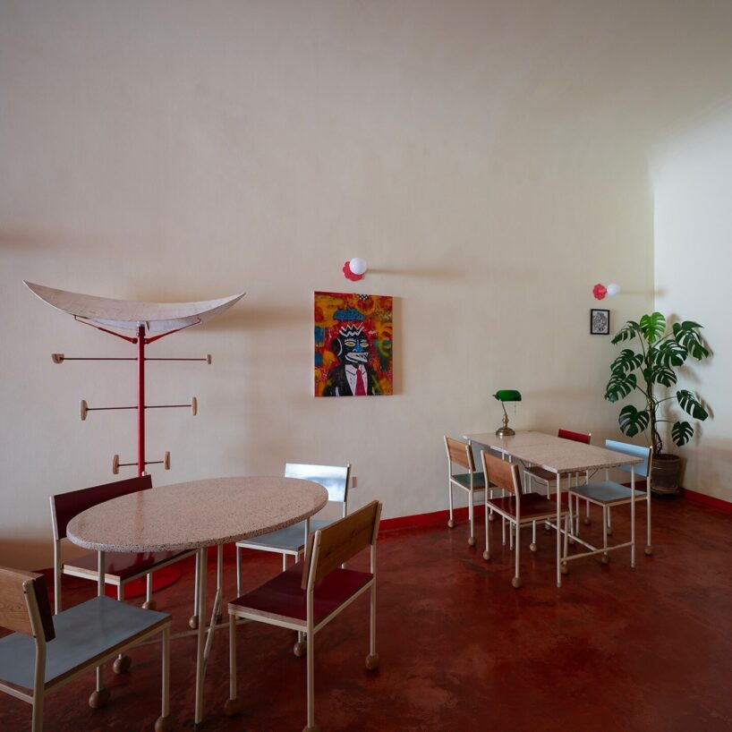 caf&eacute;&rsquo;s red facade carves welcoming hand-shaped entrance in vietnam