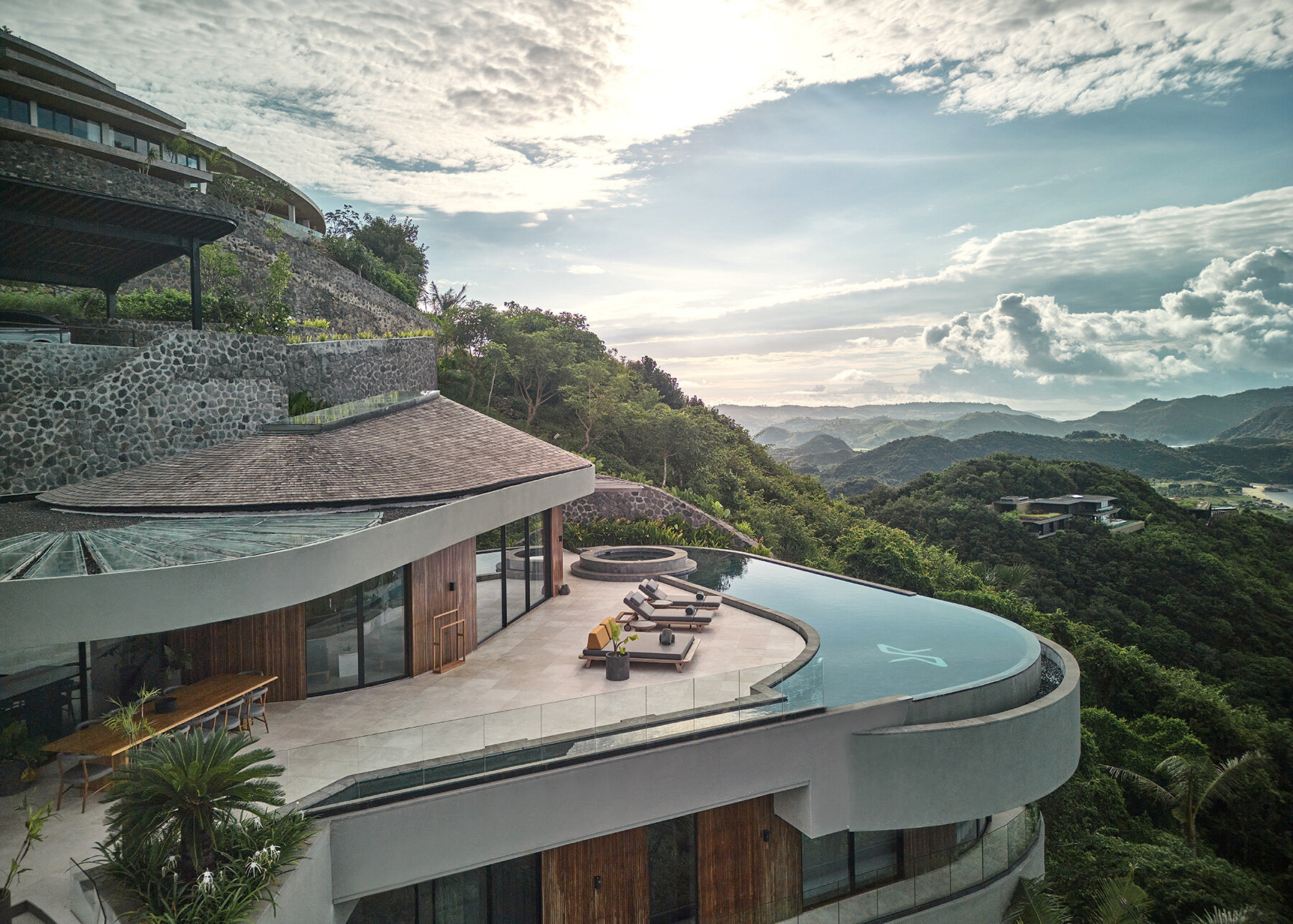 alexis-dornier-circles-tangents-steep-hillside-house-indonesia-designboom-large03