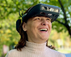 forehead glasses assist blind people in moving around without a guide dog