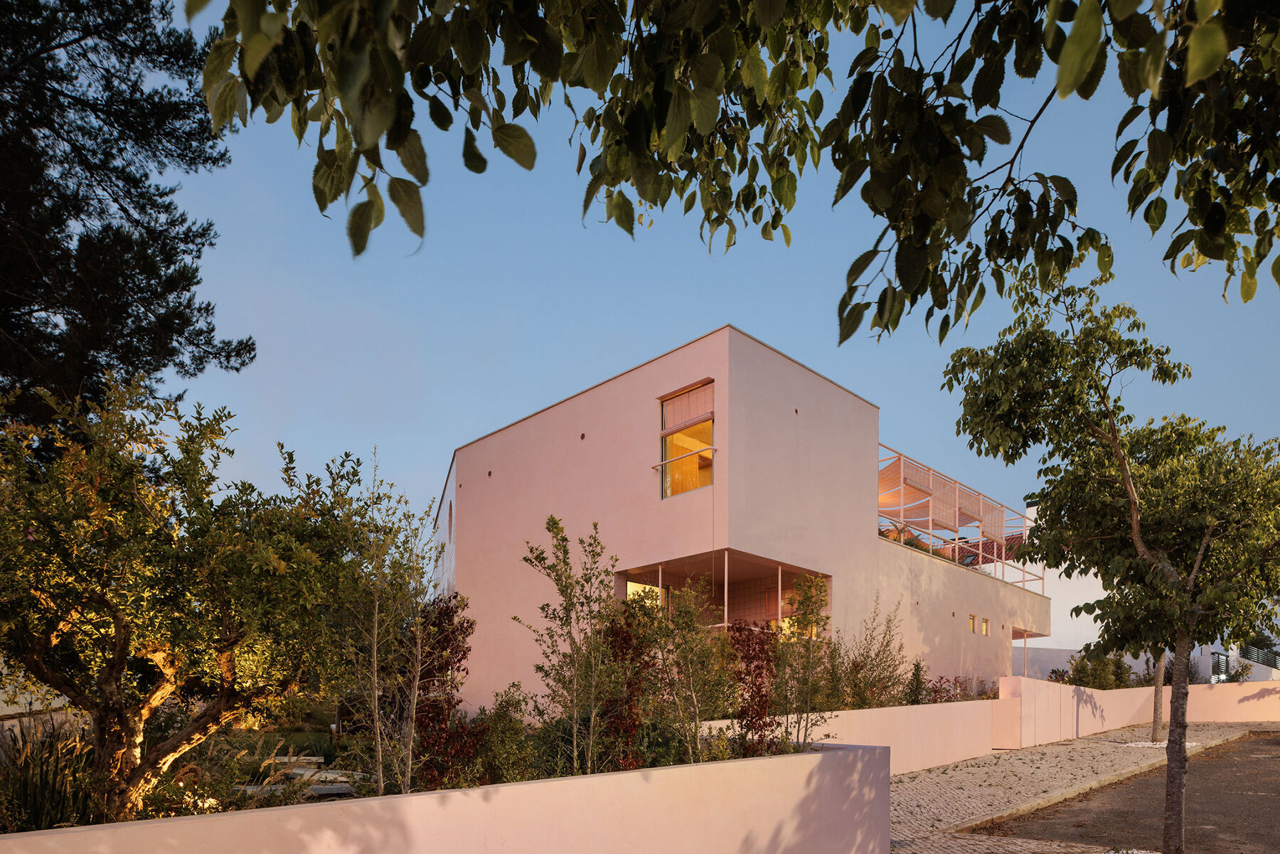 atelier-rua-light-pink-house-contrasts-surrounding-greenery-portugal-designboom-full-02