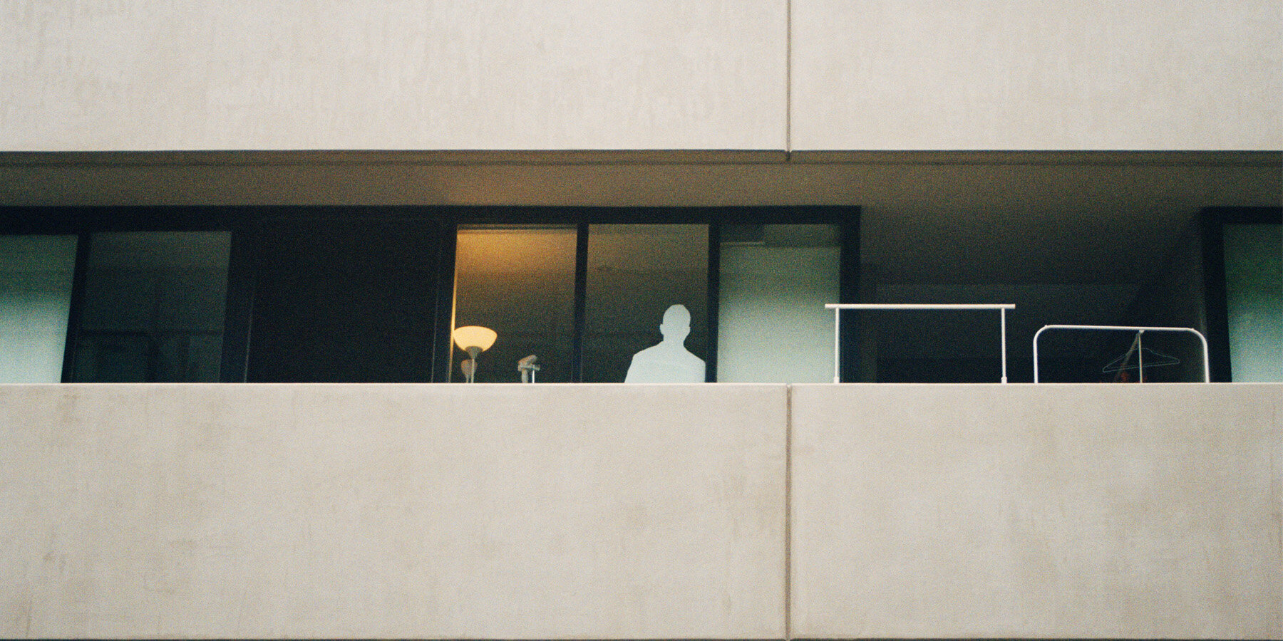 bodybuilding-photographic-series-melanie-cobham-street-photography-designboom-1800-2