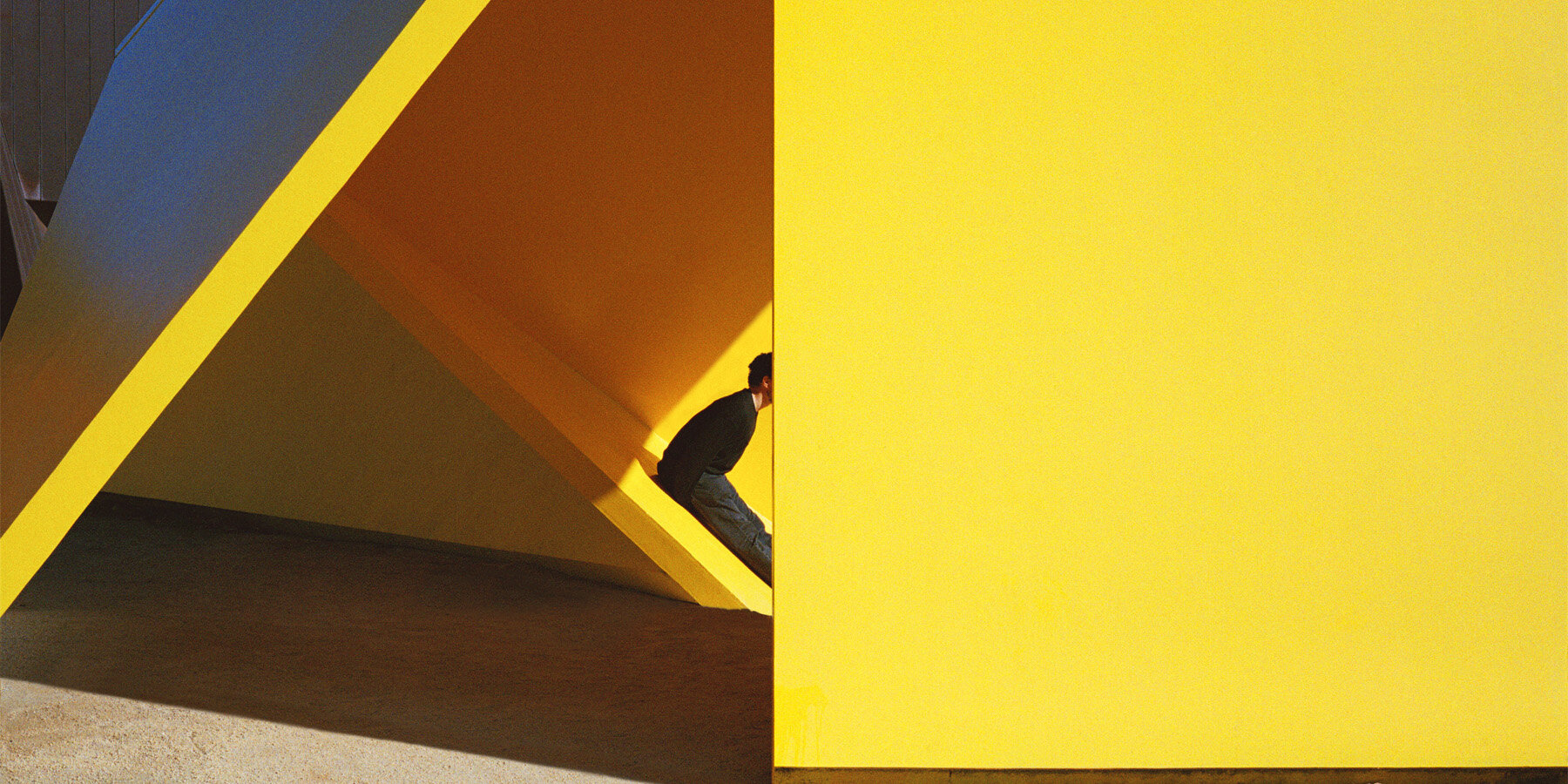 bodybuilding-photographic-series-melanie-cobham-street-photography-designboom-1800-3