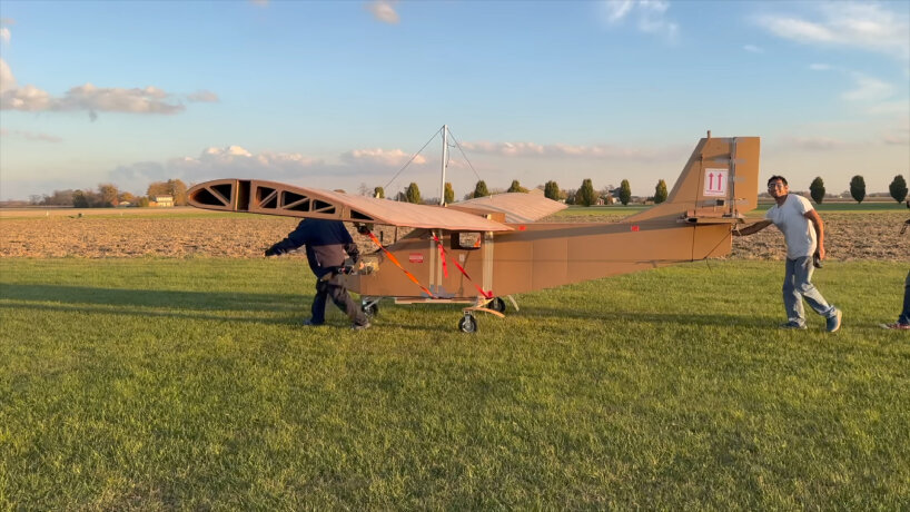 avion de carton alas de madera
