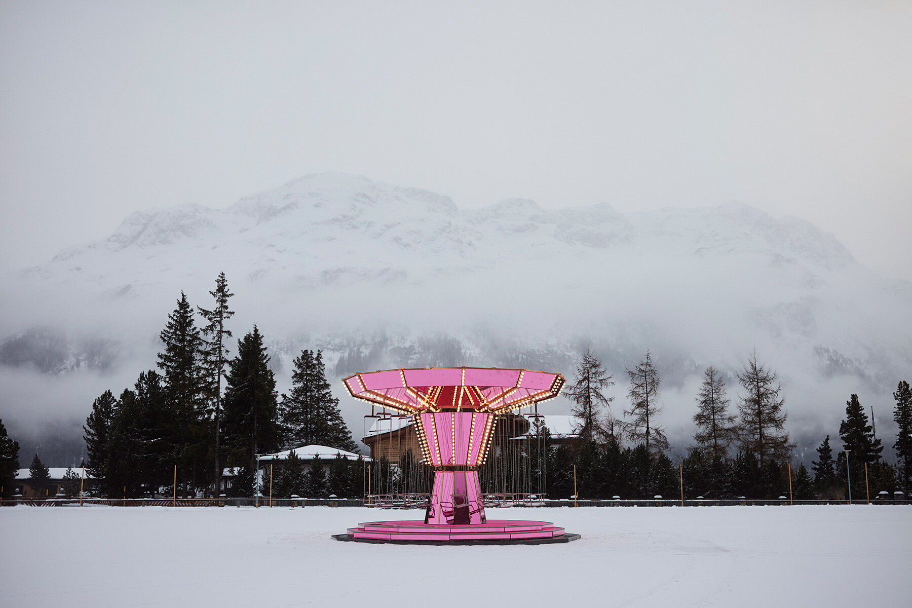 carsten-holler-pink-mirrored-carousel-slows-time-ice-rink-kulm-hotel-st-moritz-designboom-large01