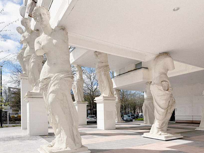 les caryatides de guyancourt: a photo essay on the postmodernist complex of suburban paris