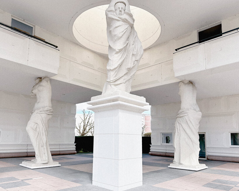 les caryatides de guyancourt: a photo essay on the postmodernist complex of suburban paris