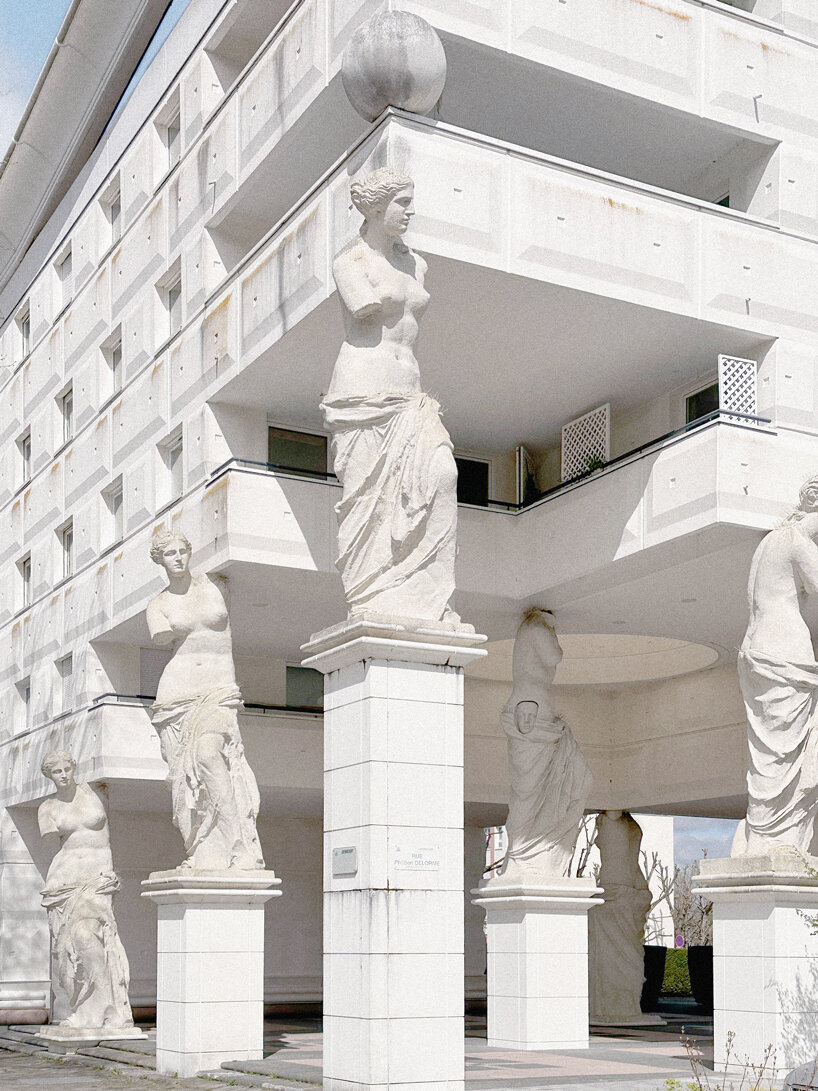 les caryatides de guyancourt: a photo essay on the postmodernist complex of suburban paris