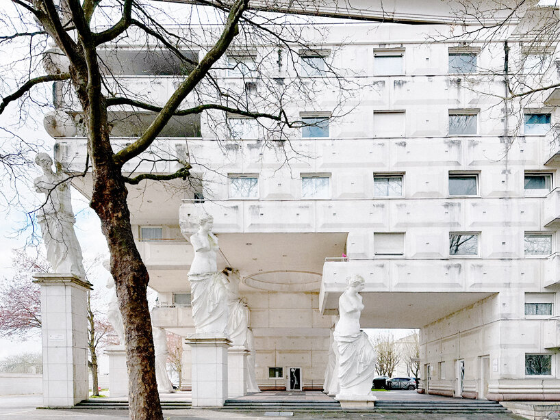 les caryatides de guyancourt: a photo essay on the postmodernist complex of suburban paris