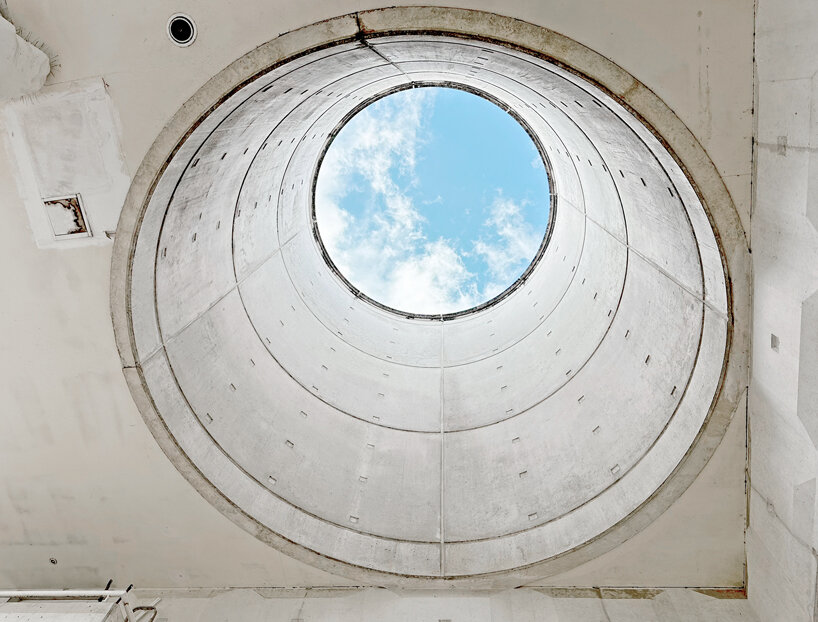 les caryatides de guyancourt: a photo essay on the postmodernist complex of suburban paris