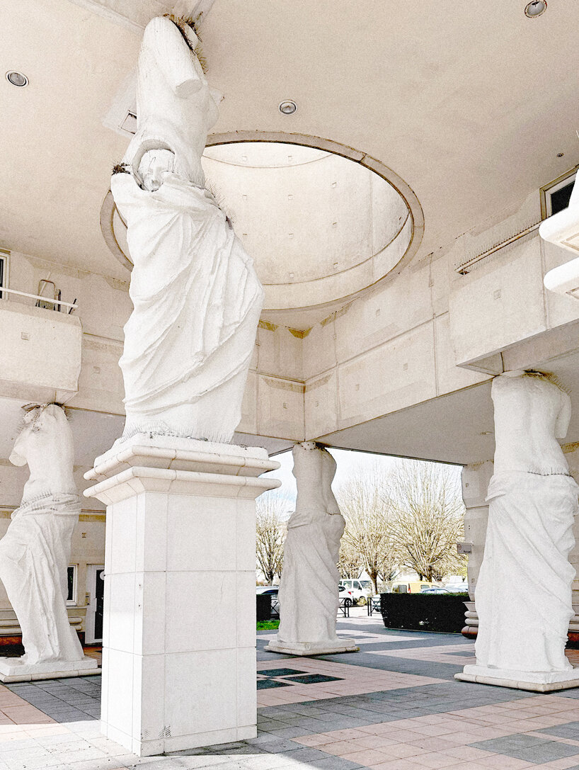 les caryatides de guyancourt: a photo essay on the postmodernist complex of suburban paris