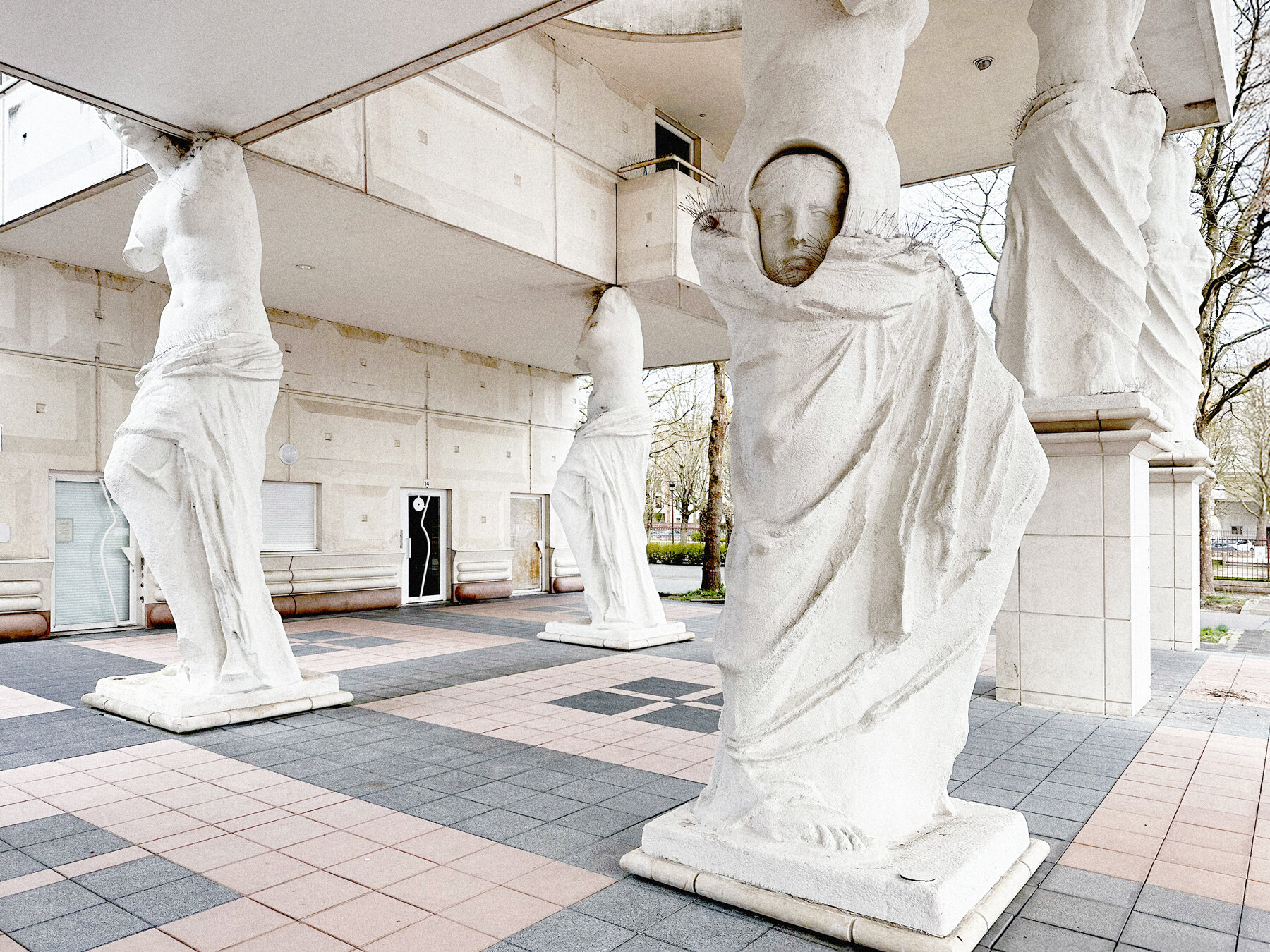 caryatides-guyancourt-photo-essay-manuel-nunez-yanowsky-housing-block-suburban-paris-designboom-large-
