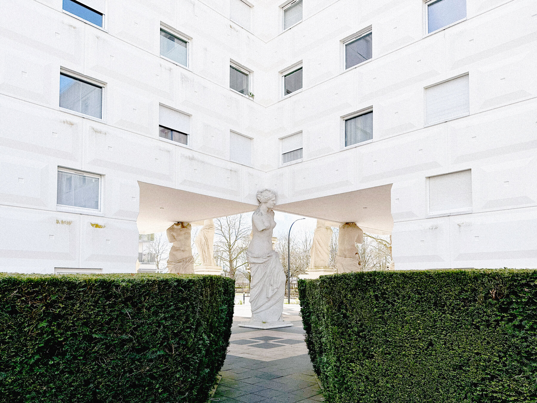 caryatides-guyancourt-photo-essay-manuel-nunez-yanowsky-housing-block-suburban-paris-designboom-large3