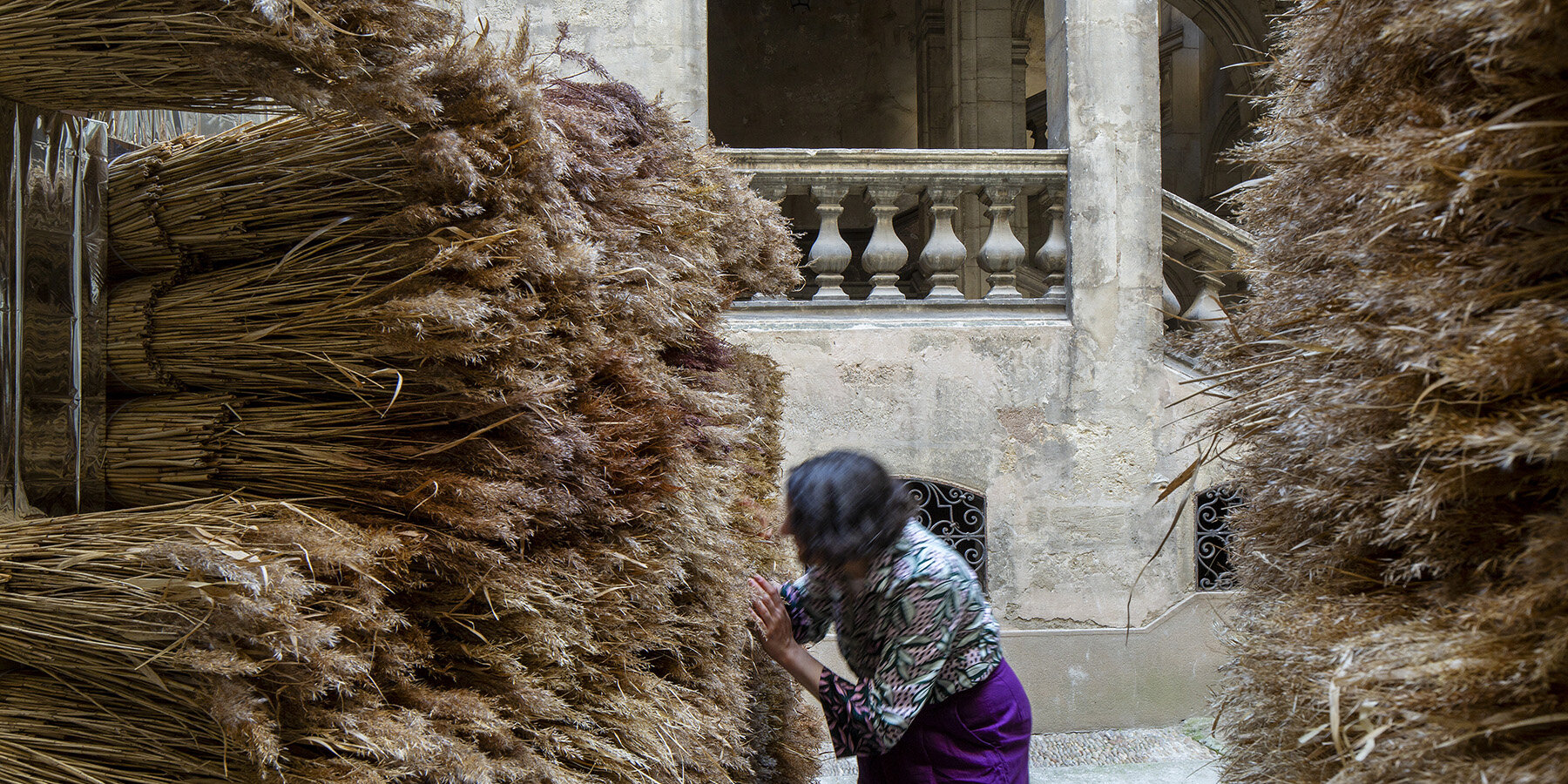 chaume-sublime-ephemeral-sensory-installation-montpellier-france-coat-designboom-1800-3