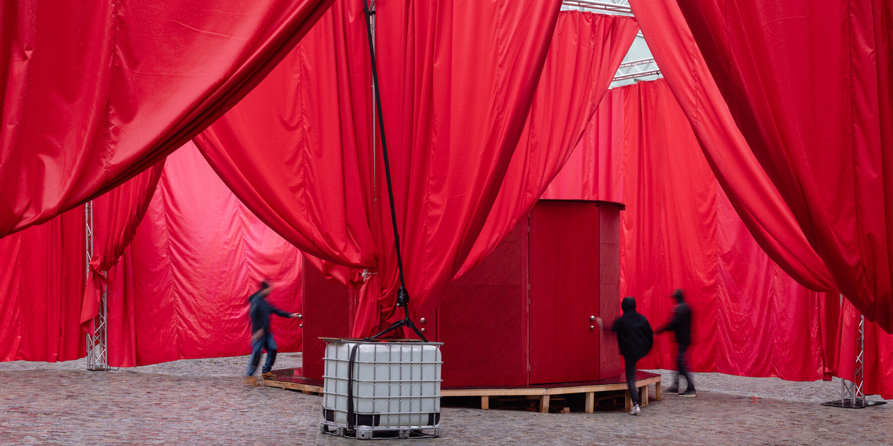 christmas-festival-bad-habit-installation-brno-czech-republic-peer-collective-katerina-seda-designboom-1800-3