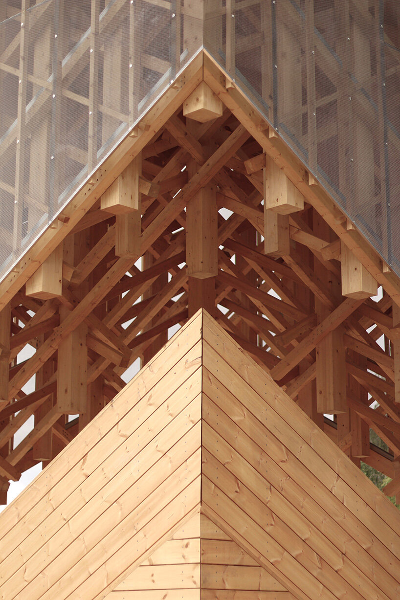 Un dosel de madera cristalina inspirado en fractales de nieve se convierte en un espacio de reunión en Finlandia