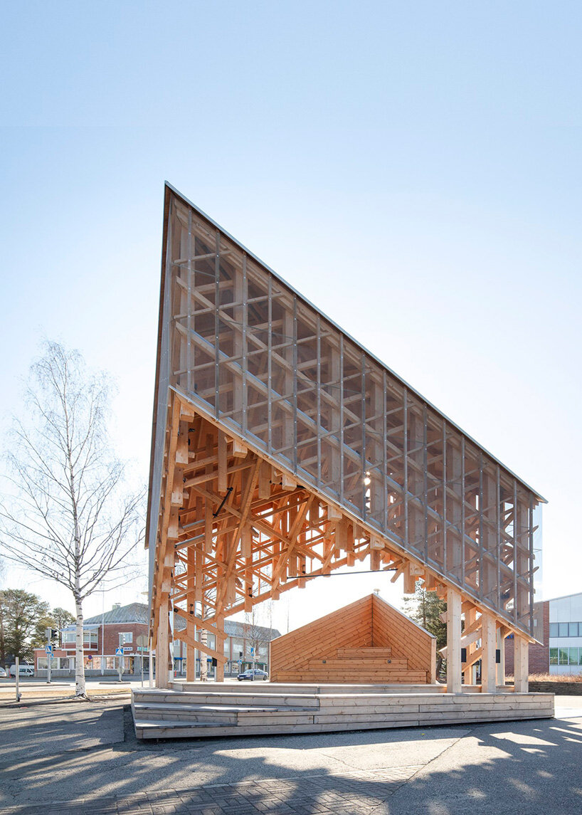 Un dosel de madera cristalina inspirado en fractales de nieve se convierte en un espacio de reunión en Finlandia