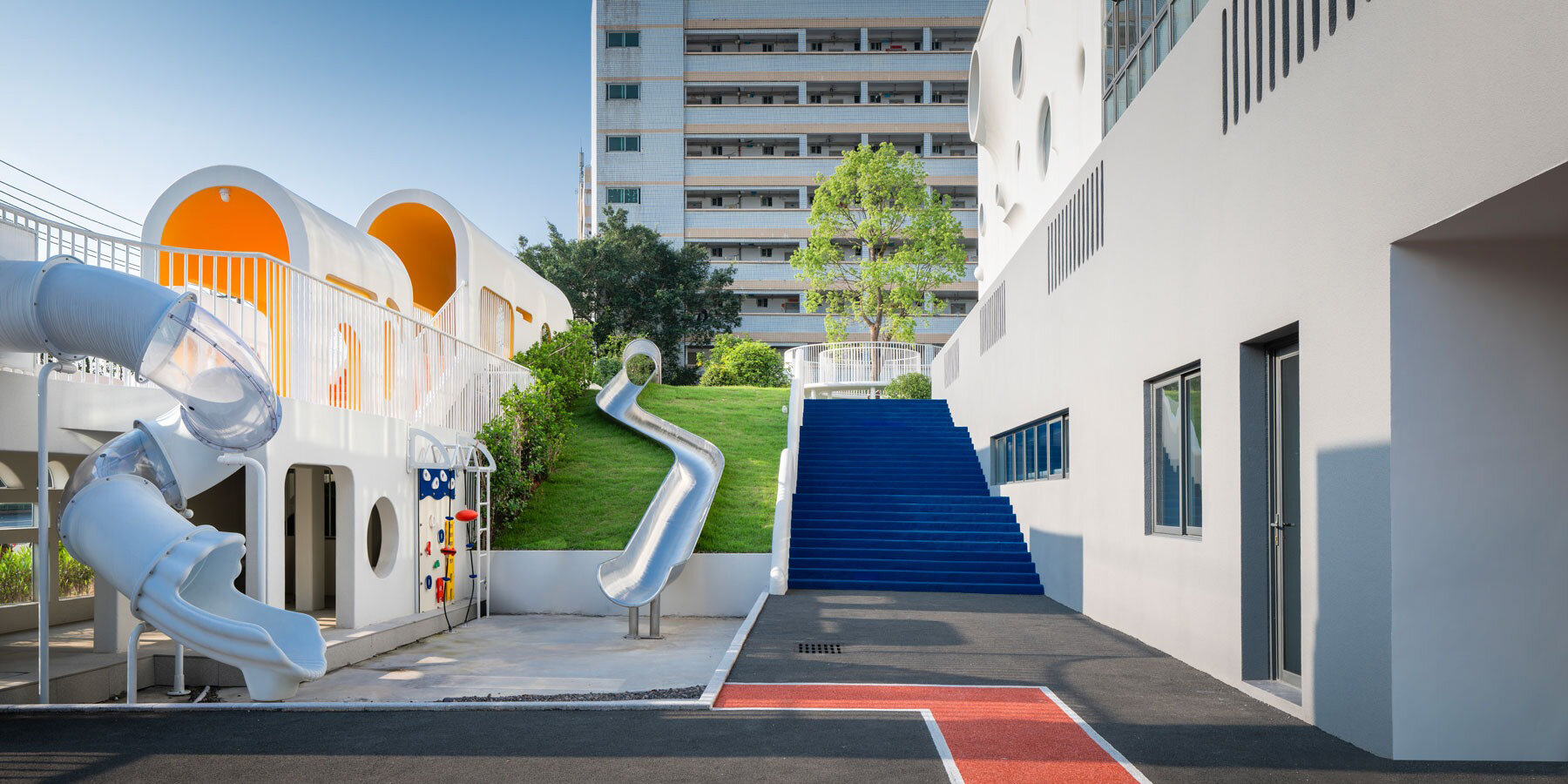dika-design-playful-interstellar-kindergarten-crowned-astronaut-sculpture-designboom-full-01