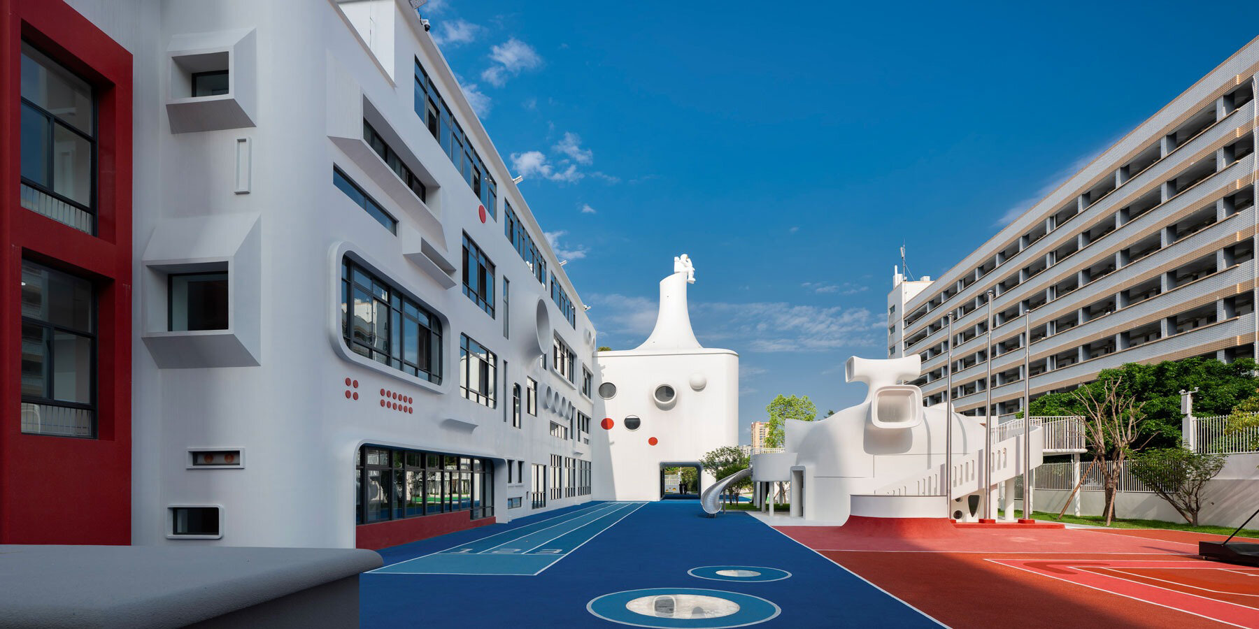 dika-design-playful-interstellar-kindergarten-crowned-astronaut-sculpture-designboom-full-02