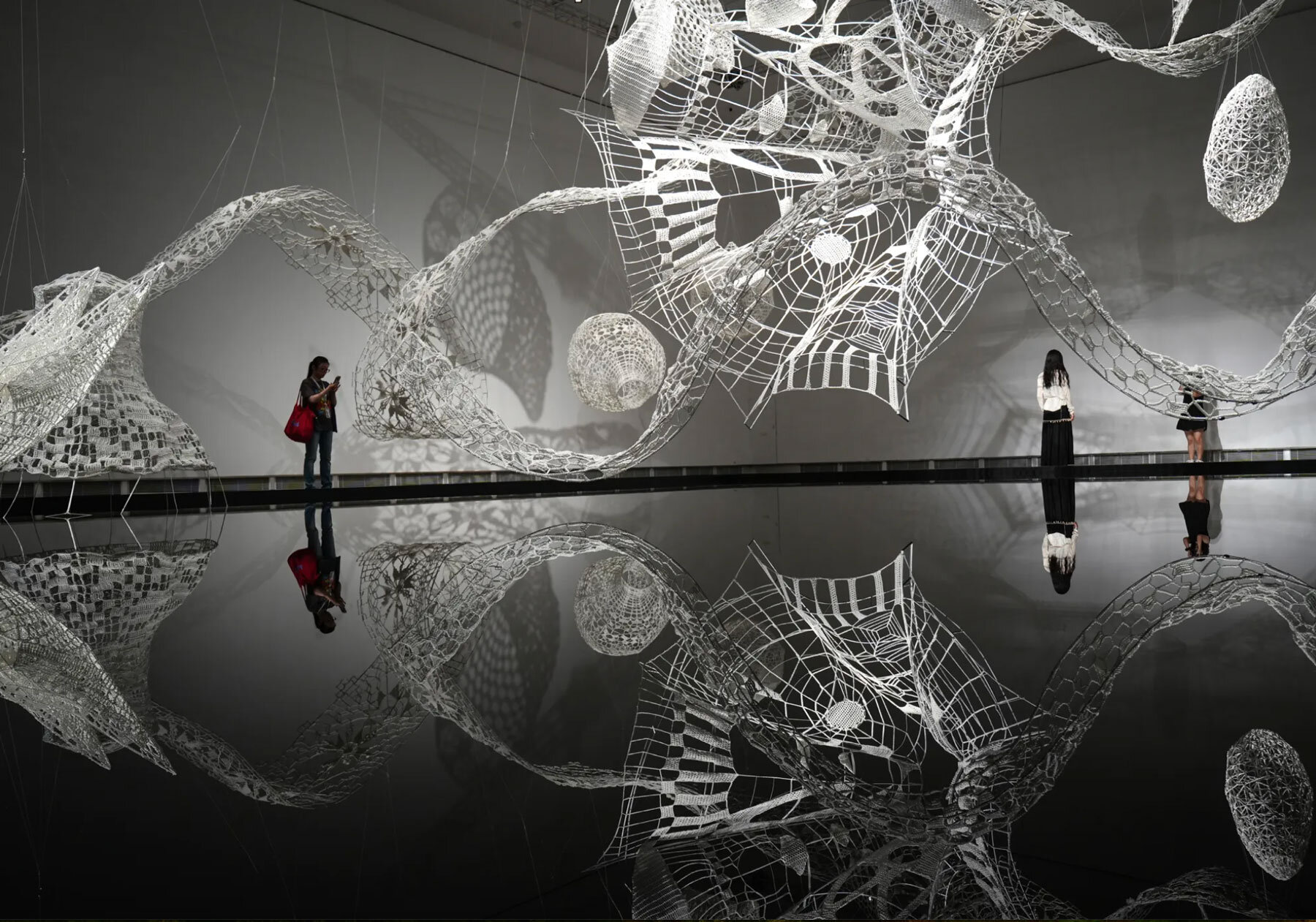 distance-installation-thread-art-choi-shine-2025-hangzhou-fibre-art-triennial-designboom-1800-4