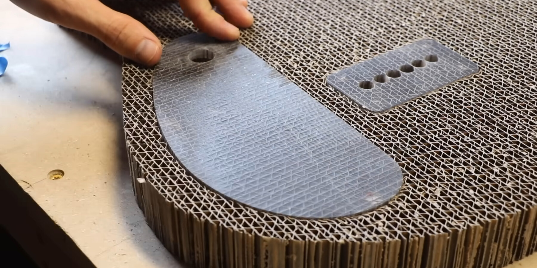 electric-guitar-air-recycled-cardboard-functional-musical-instrument-designboom-ban