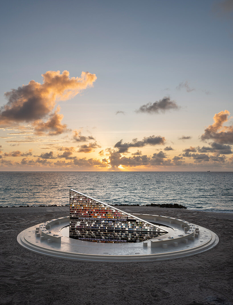 estantería triangular diseñada por es devlin para la semana del arte de miami 2025 gira dentro de una piscina con espejos