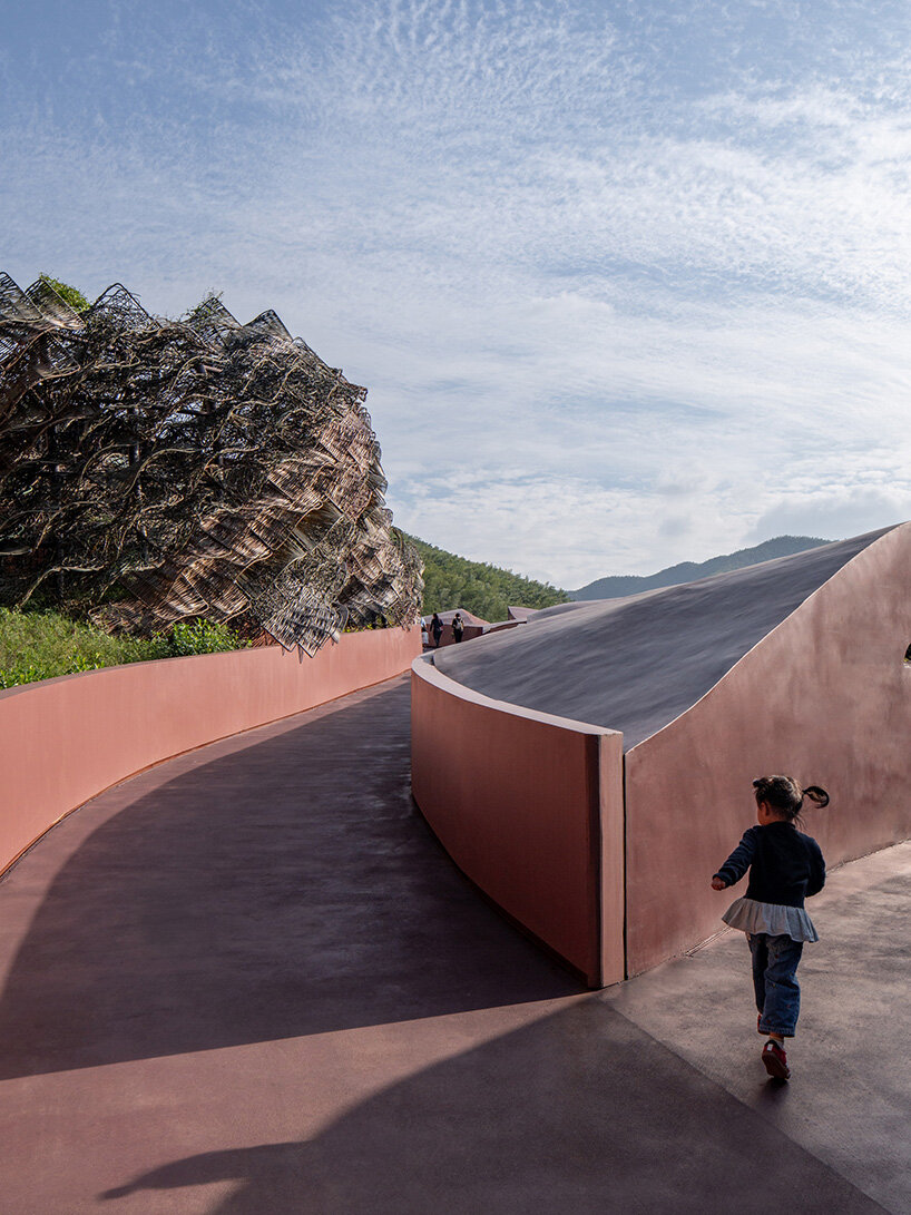 GOA construye un teatro al aire libre en China donde pájaros y humanos actúan en el mismo escenario