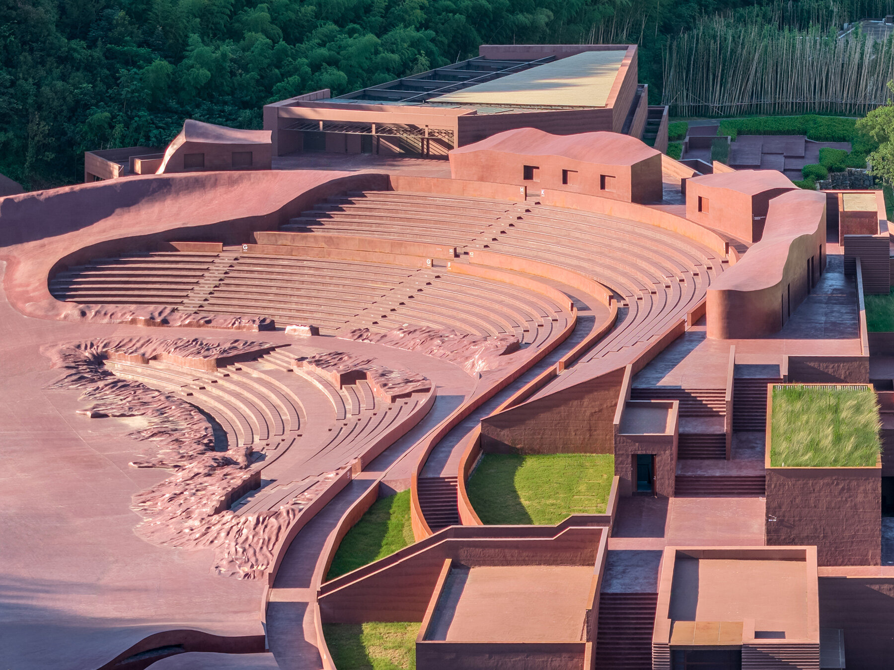 GOA construye un teatro al aire libre en China donde pájaros y humanos actúan en el mismo escenario