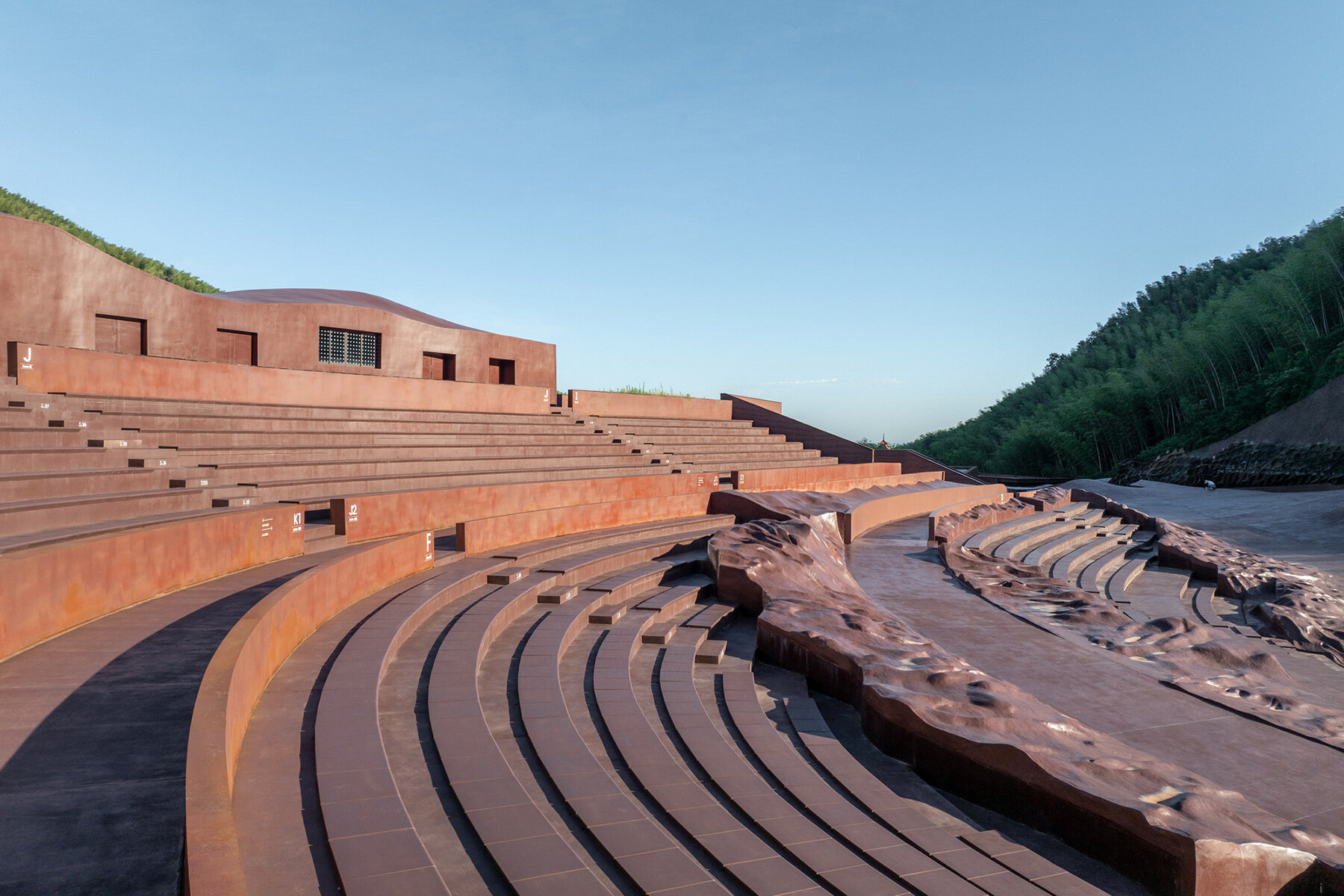 goa-open-air-theater-china-birds-humans-same-stage-designboom-large03