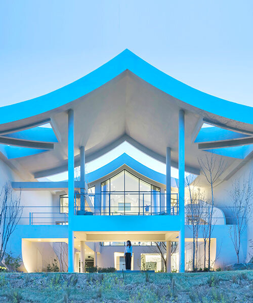 curved eave roofs shape IROJE KHM’s white lakeside residence in south korea