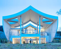 curved eave roofs shape IROJE KHM’s white lakeside residence in south korea